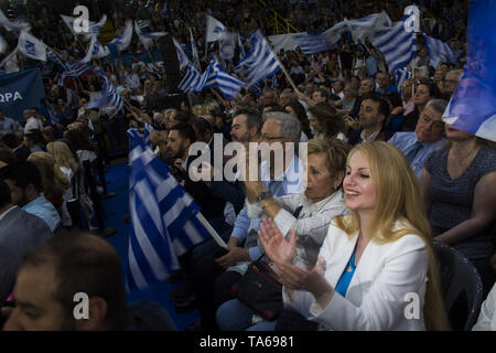 Athen, Griechenland. 22. Mai, 2019. Konservative Partei Neue Demokratie Unterstützer wave Flaggen und rufen Parolen. Die neue Demokratie Fans besucht Haupt vor der Partei - Wahl Rallye in Athen als Griechen für den Sie Stimmen des Europäischen Parlaments und Kommunen am 26. Mai. Credit: Nikolas Georgiou/ZUMA Draht/Alamy leben Nachrichten Stockfoto