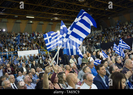 Athen, Griechenland. 22. Mai, 2019. Konservative Partei Neue Demokratie Unterstützer wave Flaggen und rufen Parolen. Die neue Demokratie Fans besucht Haupt vor der Partei - Wahl Rallye in Athen als Griechen für den Sie Stimmen des Europäischen Parlaments und Kommunen am 26. Mai. Credit: Nikolas Georgiou/ZUMA Draht/Alamy leben Nachrichten Stockfoto