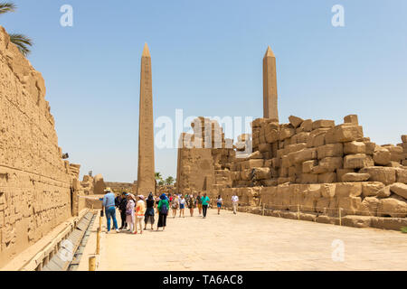 Luxor, Ägypten - 16. April 2019: Obelisken in Amun Tempel, Karnak, Luxor Stockfoto