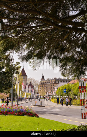 Straße Lausanne im Frühjahr und Blumenbeeten. Reisen in Europa und rorism Stockfoto