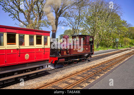 Dampfmaschine Caledonia auf der Insel des Mannes Erbe Eisenbahn im Castletown Station auf dem Weg nach Douglas Stockfoto