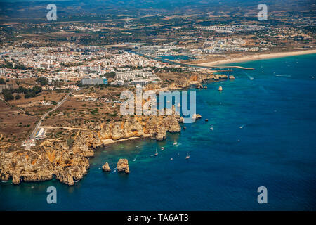 Ponta da Piedade. Von links nach rechts Praia do Camilo, Dona Ana und Pinhao Strand. Im Hintergrund Praia de San Roque. Faro. Algarve. Portugal Stockfoto