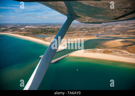 Alvor Mündung, natürliche Reserve. Auf der linken Seite der Strand von Meia Praia. Auf der rechten Seite Strand Praia do Alvor, Faro distrist. Algarve, Portugal, Stockfoto