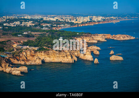 Punta de Joao Arans con la Praia do Alemao y La Praia do Vau al Fondo y de Fondo y Portimao Praia da Rocha. Algarve. Portugal Stockfoto