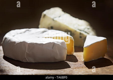 Verschiedene Arten von Käse auf einem Tisch, soft-Fokus Stockfoto