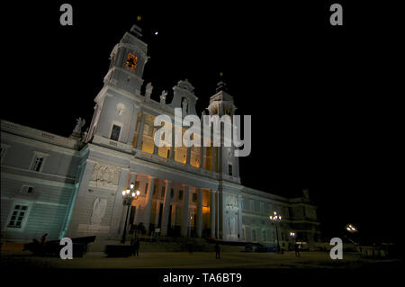 Madrid, Spanien - 28. Dezember 2014: Nacht Bild der schönen Almudena Kathedrale in der Nähe des Königlichen Palastes gelegen. Es ist ein perfektes Beispiel der m Stockfoto