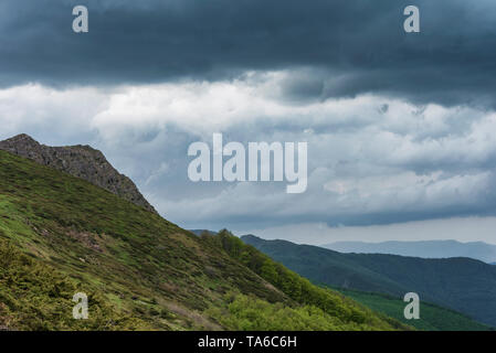 Frühling im Central Balkan National Park in Bulgarien, Kozya Stena (Ziege) finden Stockfoto