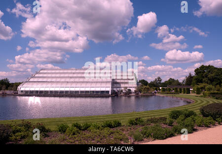 Glas Haus Garten at RHS Wisley in Feder Stockfoto