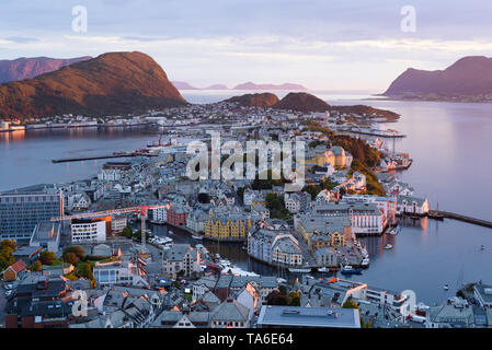 Alesund ist ein Port und touristische Stadt in Norwegen. Sicht auf dem Berg Aksla Stockfoto