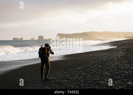 In der isländischen Landschaft Fotograf foto tour Fotos den Ozean. Blick auf Kap Dyrholaey vom Strand Reynisfjara, Island Stockfoto