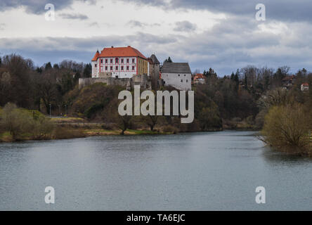 Mittelalterliche Burg auf River Bank Stockfoto