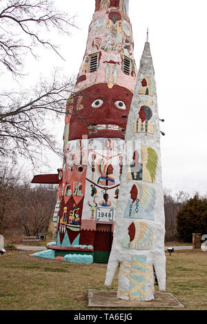 Die weltweit größte konkrete Totempfahl in Ed Galloways Totem Pole Park, OK, USA Stockfoto