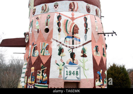 Details über die weltweit größte konkrete Totempfahl in Ed Galloways Totem Pole Park, OK, USA Stockfoto