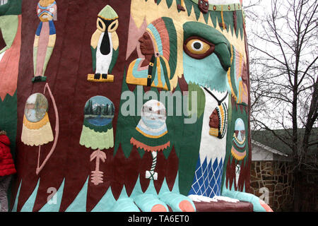 Details über die weltweit größte konkrete Totempfahl in Ed Galloways Totem Pole Park, OK, USA Stockfoto