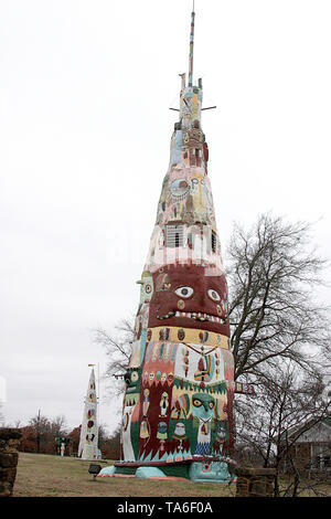 Die weltweit größte konkrete Totempfahl in Ed Galloways Totem Pole Park, OK, USA Stockfoto