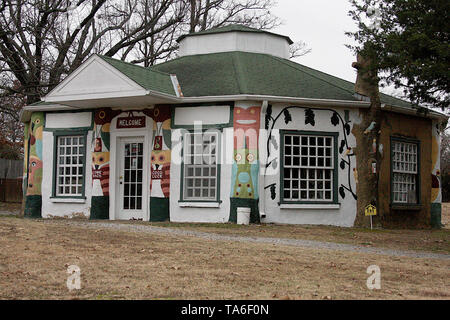 Die Geige House Museum und Geschenk Shop in Ed's Galloway Totem Pole Park, OK, USA Stockfoto