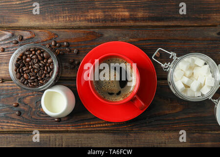 Flach Komposition mit kaffee zeit Zubehör auf Holz- Hintergrund, Platz für Text und Ansicht von oben. Pausenzeit Stockfoto