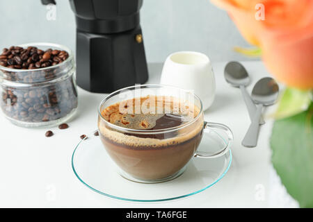 Kaffee Zubehör auf weißer Tisch, Platz für Text. Frühstück Stockfoto