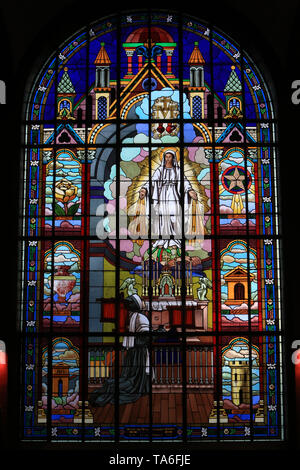 Erscheinung de la Vierge à Bernadette Soubirous. Eglise Notre-Dame de Lourdes. Chaville. Erscheinung der Jungfrau vor Bernadette Soubirous. Stockfoto