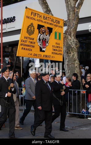 Perth, Australien. 25. April 2019. Australier über das ganze Land diesen Service Männer und Frauen, die sich in Konflikt für ihr Land gestorben erinnern. Der Tag beginnt mit einem Sonnenaufgang von einem Anzac Day Parade auf der ganzen Land wie hier in Perth, WA. Jüngere Teilnehmer an der Parade tragen die Medaillen ihrer Familienmitglieder. Credit: Joe Kuis/Alamy Stockfoto