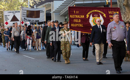 Perth, Australien. 25. April 2019. Australier über das ganze Land diesen Service Männer und Frauen, die sich in Konflikt für ihr Land gestorben erinnern. Der Tag beginnt mit einem Sonnenaufgang von einem Anzac Day Parade auf der ganzen Land wie hier in Perth, WA. Jüngere Teilnehmer an der Parade tragen die Medaillen ihrer Familienmitglieder. Credit: Joe Kuis/Alamy Stockfoto