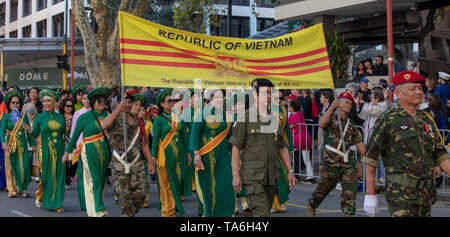 Perth, Australien. 25. April 2019. Republik Vietnam Veteranen und Australier im ganzen Land die Service Männer und Frauen, die sich in Konflikt für ihr Land gestorben erinnern. Der Tag beginnt mit einem Sonnenaufgang von einem Anzac Day Parade auf der ganzen Land wie hier in Perth, WA. Jüngere Teilnehmer an der Parade tragen die Medaillen ihrer Familienmitglieder. Credit: Joe Kuis/Alamy Stockfoto