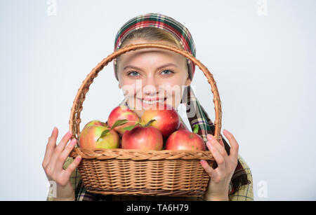 Mädchen Gärtner rustikalen Stil halten Apple weißer Hintergrund. Gesundheit und Vitamin Ernährung. Perfekte Apple. Lebensmittelgeschäft. Start apple Diät. Frau mag Natürliche Früchte. Landwirt Gärtner Apfelernte. Stockfoto