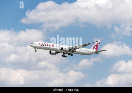 München, Deutschland - 02. 2019: Qatar Airways Boeing 777-3 DZ mit dem Flugzeug Registrierung einen 7-BEK in der Annäherung an die südliche Start- und Landebahn 26L des Stockfoto