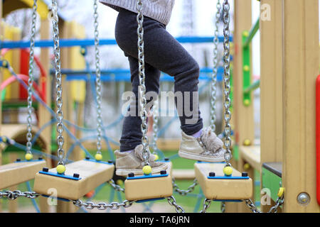 Kind geht auf in der Wertschöpfungskette eine ausgesetzte Kinder Straße auf dem Spielplatz Stockfoto