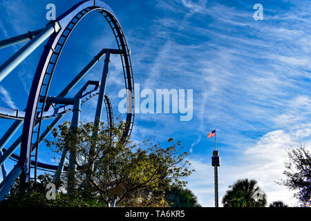 Orlando, Florida. Dezember 19, 2018. Blick von oben auf die Achterbahn und Sky Tower mit USA-Flagge im Seaworld in International Drive. Stockfoto