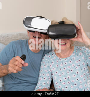 Portsmouth, UK, Mai 2019. Ältere Paare Spaß mit Virtual reality Brillen. Portsmouth, UK, Mai 2019. Stockfoto
