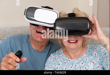Portsmouth, UK, Mai 2019. Ältere Paare Spaß mit Virtual reality Brillen. Portsmouth, UK, Mai 2019. Stockfoto