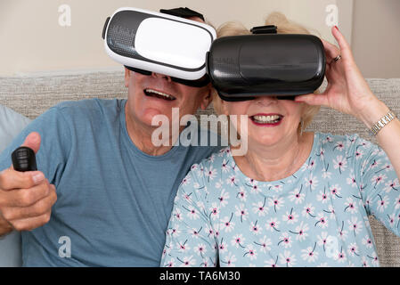 Portsmouth, UK, Mai 2019. Ältere Paare Spaß mit Virtual reality Brillen. Portsmouth, UK, Mai 2019. Stockfoto