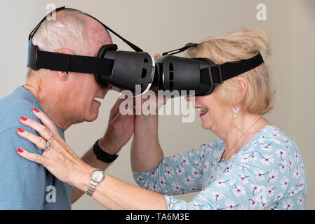 Portsmouth, UK, Mai 2019. Ältere Paare Spaß mit Virtual reality Brillen. Portsmouth, UK, Mai 2019. Stockfoto