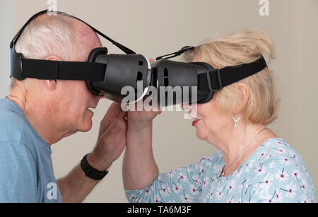 Portsmouth, UK, Mai 2019. Ältere Paare Spaß mit Virtual reality Brillen. Portsmouth, UK, Mai 2019. Stockfoto