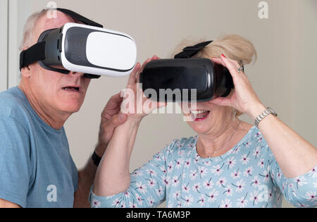 Portsmouth, UK, Mai 2019. Ältere Paare Spaß mit Virtual reality Brillen. Portsmouth, UK, Mai 2019. Stockfoto