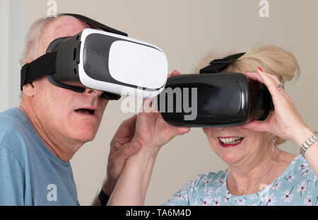 Portsmouth, UK, Mai 2019. Ältere Paare Spaß mit Virtual reality Brillen. Portsmouth, UK, Mai 2019. Stockfoto