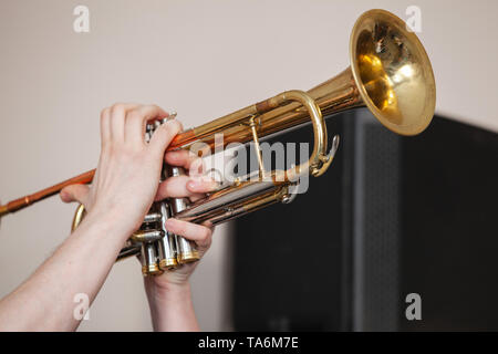 Trompete Trompeter in Händen. Es ist ein Blechblasinstrument in der Regel in Klassik und Jazz ensembles eingesetzt Stockfoto