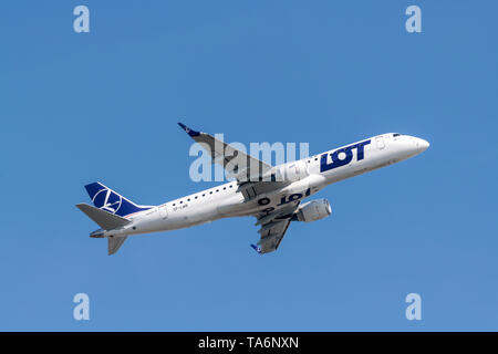 München, Deutschland - 17 April. 2019: LOT - Polish Airlines Embraer ERJ-190 STD mit dem Flugzeug Registrierung SP-LMB beginnt auf der Start- und Landebahn Süd 8. Stockfoto