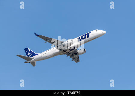 München, Deutschland - 17 April. 2019: LOT - Polish Airlines Embraer ERJ-190 STD mit dem Flugzeug Registrierung SP-LMB beginnt auf der Start- und Landebahn Süd 8. Stockfoto