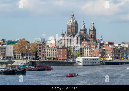 Blick auf die oosterdok in Amsterdam Die Niederlande 2019 Stockfoto