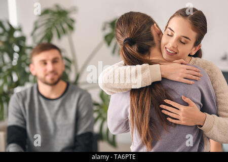 Junge Frau beruhigend ihre Freundin im Innenbereich Stockfoto