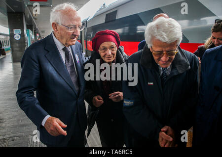 Neapel, Italien. 21 Mai, 2019. Emma Bonino, italienische Mitglied des Parlaments, Minister für auswärtige Angelegenheiten der Italienischen Republik in die Letta-regierung vom 28. April 2013 bis 22. Februar 2014. Sie ist eine der wichtigsten Figuren des italienischen Liberalen Radikalismus der Republikanischen Alter, Pressekonferenz für die Kandidatur von ihrer Partei "Europa" bei den nächsten Europäischen Wahlen am 26. Mai 2019 in Neapel Quelle: Antonio Balasco/Pacific Press/Alamy leben Nachrichten Stockfoto