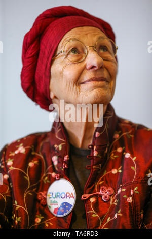 Neapel, Italien. 21 Mai, 2019. Emma Bonino, italienische Mitglied des Parlaments, Minister für auswärtige Angelegenheiten der Italienischen Republik in die Letta-regierung vom 28. April 2013 bis 22. Februar 2014. Sie ist eine der wichtigsten Figuren des italienischen Liberalen Radikalismus der Republikanischen Alter, Pressekonferenz für die Kandidatur von ihrer Partei "Europa" bei den nächsten Europäischen Wahlen am 26. Mai 2019 in Neapel Quelle: Antonio Balasco/Pacific Press/Alamy leben Nachrichten Stockfoto