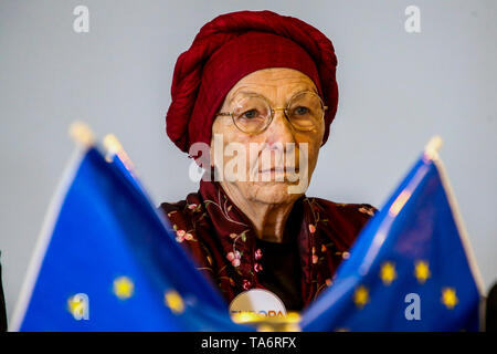 Neapel, Italien. 21 Mai, 2019. Emma Bonino, italienische Mitglied des Parlaments, Minister für auswärtige Angelegenheiten der Italienischen Republik in die Letta-regierung vom 28. April 2013 bis 22. Februar 2014. Sie ist eine der wichtigsten Figuren des italienischen Liberalen Radikalismus der Republikanischen Alter, Pressekonferenz für die Kandidatur von ihrer Partei "Europa" bei den nächsten Europäischen Wahlen am 26. Mai 2019 in Neapel Quelle: Antonio Balasco/Pacific Press/Alamy leben Nachrichten Stockfoto