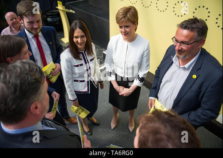 Glasgow, UK. 17. Mai 2019. Nicola Stör, Erster Minister und Leiter der Scottish National Party, startet der SNP Europäischen Wahlprogramm in der Barras in Glasgow Ende heute. Die SNP möchten Brexit zu stoppen und die Beziehungen zu unseren europäischen Nachbarn und Handelspartnern halten. Stockfoto