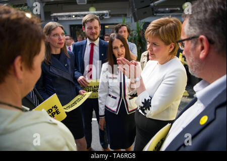 Glasgow, UK. 17. Mai 2019. Nicola Stör, Erster Minister und Leiter der Scottish National Party, startet der SNP Europäischen Wahlprogramm in der Barras in Glasgow Ende heute. Die SNP möchten Brexit zu stoppen und die Beziehungen zu unseren europäischen Nachbarn und Handelspartnern halten. Stockfoto