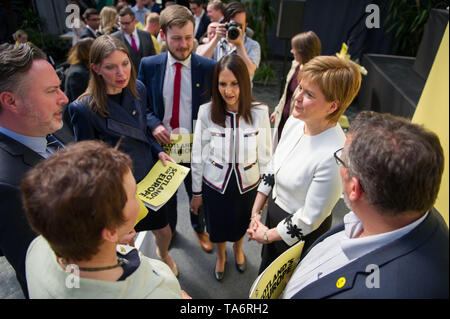 Glasgow, UK. 17. Mai 2019. Nicola Stör, Erster Minister und Leiter der Scottish National Party, startet der SNP Europäischen Wahlprogramm in der Barras in Glasgow Ende heute. Die SNP möchten Brexit zu stoppen und die Beziehungen zu unseren europäischen Nachbarn und Handelspartnern halten. Stockfoto