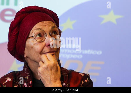 Neapel, Italien. 21 Mai, 2019. Emma Bonino, italienische Mitglied des Parlaments, Minister für auswärtige Angelegenheiten der Italienischen Republik in die Letta-regierung vom 28. April 2013 bis 22. Februar 2014. Sie ist eine der wichtigsten Figuren des italienischen Liberalen Radikalismus der Republikanischen Alter, Pressekonferenz für die Kandidatur von ihrer Partei "Europa" bei den nächsten Europäischen Wahlen am 26. Mai 2019 in Neapel Quelle: Antonio Balasco/Pacific Press/Alamy leben Nachrichten Stockfoto