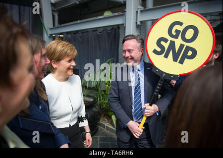 Glasgow, UK. 17. Mai 2019. Nicola Stör, Erster Minister und Leiter der Scottish National Party, startet der SNP Europäischen Wahlprogramm in der Barras in Glasgow Ende heute. Die SNP möchten Brexit zu stoppen und die Beziehungen zu unseren europäischen Nachbarn und Handelspartnern halten. Stockfoto